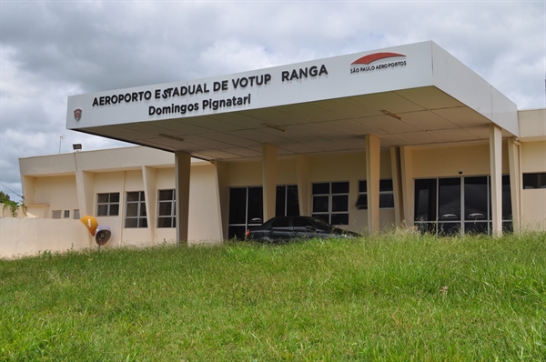 Aeroporto de Votuporanga segue sem perspectivas dos tão sonhados voos comerciais e abandonado, com o mato tomando conta do local (Foto: A Cidade)