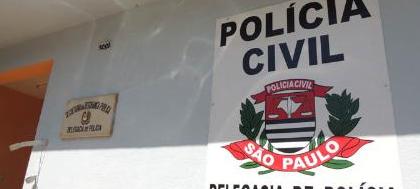 Carro em alta velocidade atropela duas mulheres