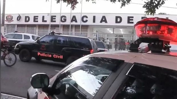 Os três suspeitos foram presos em flagrante e encaminhados à delegacia. O caso foi registrado como homicídio qualificado (Foto: Divulgação)