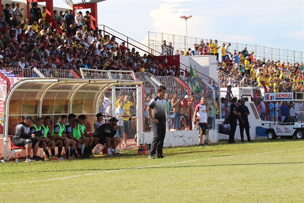 Técnico Rainer Oliveira no banco do CAV; muitos torcedores estiveram no jogo em Bálsamo (Foto: Rafael Bento/CAV)