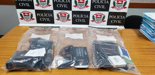 Aparelhos eletrônicos foram aprendidos na casa do idoso em Catanduva — Foto: Divulgação/Polícia Civil