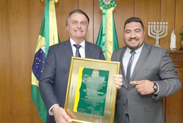 O presidente Jair Bolsonaro agora é Cidadão Santa-fé-sulense e recebeu o título de Murilo Basi, autor do projeto  (Foto: Redes sociais)