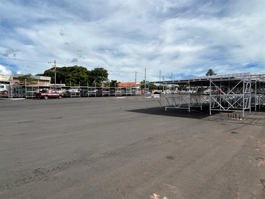 Uma megaestrutura está sendo montada para receber até 10 mil pessoas por noite no Play Votu Festival deste ano na cidade (Foto: A Cidade)