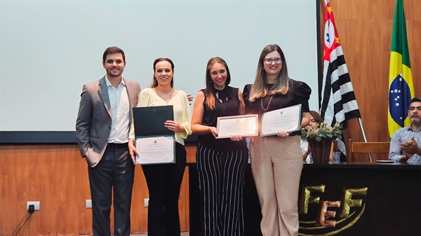  Emília Rodrigues de Faria e Ferreira e Fernanda Menezes, receberam honraria do Conselho Regional de Fisioterapia (Foto: Santa Casa)