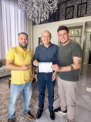 Rodrigo Beleza, o deputado Rafael Saraiva e o ex-prefeito João Dado. Dado assinou a ficha do União Brasil e especula-se que o será o candidato a federal nesta região.(Foto: Arquivo pessoal)