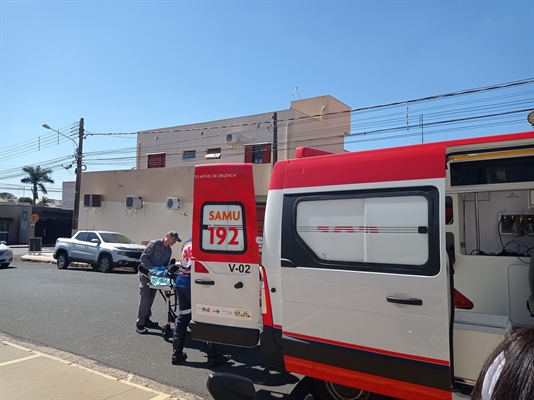 O acidente ocorreu no cruzamento das ruas Rui Barbosa e Tietê, no bairro Vale do Sol, em Votuporanga e mobilizou equipes do Samu (Foto: A Cidade)