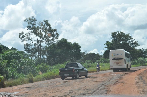 Buracos e lama tiram a tranquilidade dos motoristas