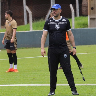 Técnico Rogério Corrêa orienta o lateral-direito Vinícius em treino da Votuporanguense  (Foto: Rafa Bento/CAV)