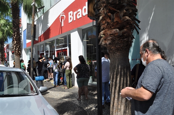 Todos os dias dezenas de pessoas se aglomeram na frente das agências votuporanguenses  (Foto: A Cidade)