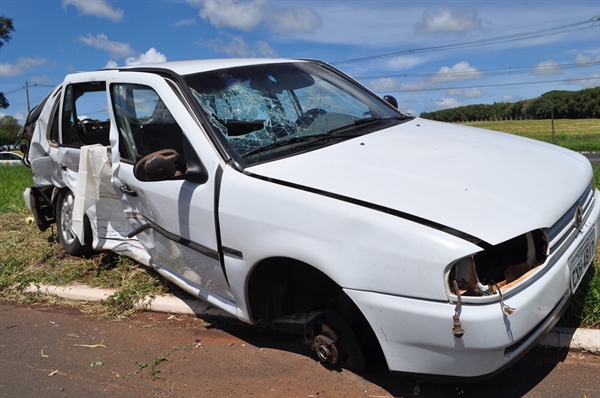 Gol fica destruído após colisão com Vectra no trevo da Coacavo, na rodovia Péricles Belini (Foto: A Cidade)