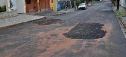 Tempestade causa cratera na rua Rio de Janeiro