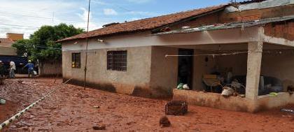 Chuva destrói quase tudo em casas na rua Laureano