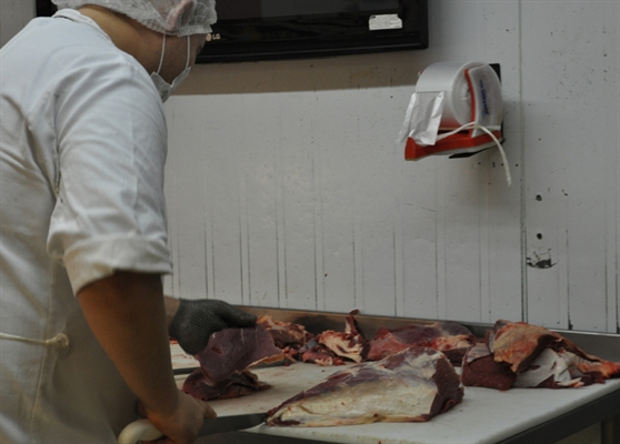 Vigilância orienta sobre uso de amaciador de carnes