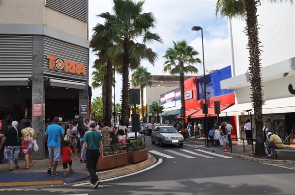 A abertura o dia todo no segundo sábado do mês é uma oportunidade extra para o consumidor, que encontra mais tempo para ir às compras e aproveitar a diversidade que existe na cidade (Foto: Arquivo/A Cidade)