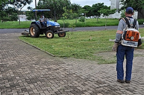 Cerca de 100 toneladas de massa asfáltica fria estão sendo utilizadas neste período chuvoso para que os trabalhos tenham continuidade (Foto: Divulgação/Prefeitura de Votuporanga)