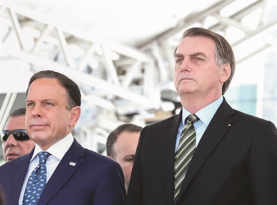 Enquanto Bolsonaro e Doria brigam pela “paternidade” no lançamento da vacina, os profissionais da saúde, lutam para salvar vida e diminuir a estatística da doença. (Foto:Marcos Corrêa/PR) 