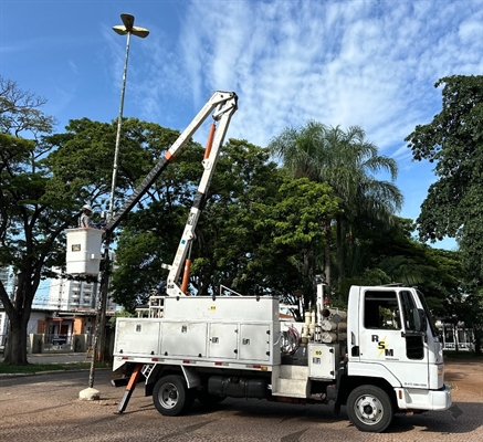 Em meio a queixas sobre a qualidade dos serviços de iluminação pública na cidade, a Prefeitura optou por prorrogar o contrato (Foto: Prefeitura de Votuporanga)
