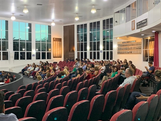 Diversas mulheres foram homenageadas na noite de ontem na Câmara Municipal de Votuporanga (Foto: João Vitor Ferrarez)