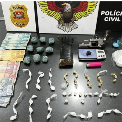 : Durante as buscas no imóvel, os policiais localizaram drogas, além de um revólver calibre 32 (Foto: Divulgação)