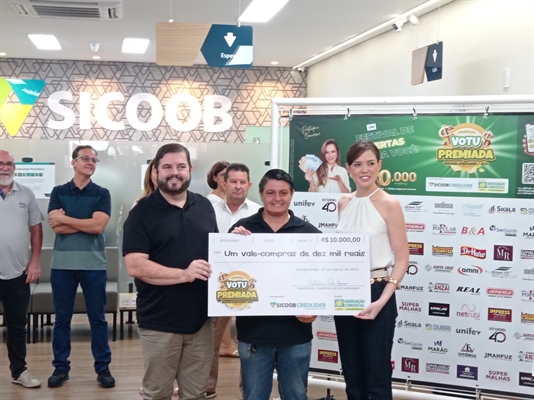 Idinei Possoni, da diretoria da Sicoob, Sílvia Andreia Cazarin e Natália De Haro  (Foto: A Cidade)