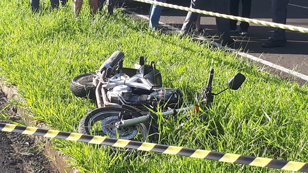 Moto usada pelos criminosos ficou em canteiro de avenida em Rio Preto (Foto: Ricardo Freitas/TV TEM)