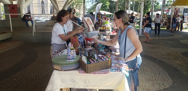 Sueli Friósi quer que a Secretaria da Cultura oficialize a Feira do Artesanato todo do segundo sábado do mês na Concha Acústica (Foto: Prefeitura de Votuporanga)