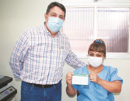 Prefeito Adilson Segura com Lenirce Neves Muller Leite, a primeira imunizada de Valentim Gentil; vacina chega às cidades da Comarca (Foto: Prefeitura de Valentim Gentil)  