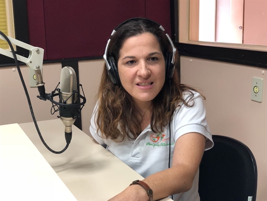 Catia Rezende, farmacêutica e proprietária da UpVet Manipulação Veterinária, em entrevista à 94,7 Cidade FM (Foto: A Cidade)