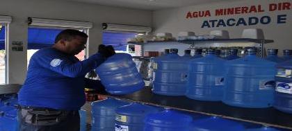 Produção de água mineral chega a triplicar no calor