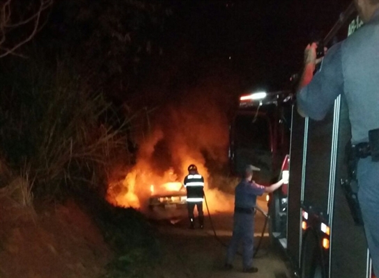 Carro é abandonado e incendiado em estrada