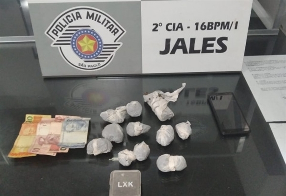 Com um deles, foi encontrada uma sacola com nove porções de maconha menores e uma maior, uma balança de precisão e R$ 42 (Foto: Divulgação/Polícia Militar)