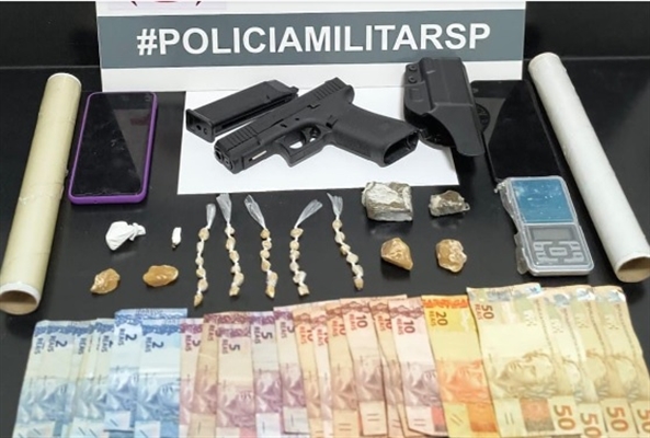 Com o casal, os policiais encontraram diversas porções de crack, maconha e cocaína, além de um simulacro de pistola (Foto: Divulgação)