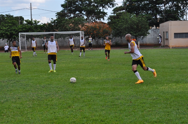 Atacante ex-Nacional chega e já participa de treino