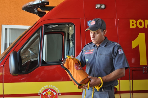 Tenente Alex Brito com um dos objetos utilizados para o salvamento    