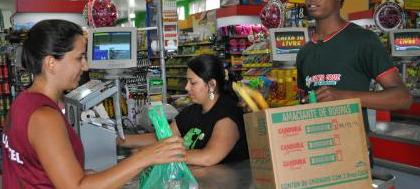Mercados preparam ações para substituição das sacolas