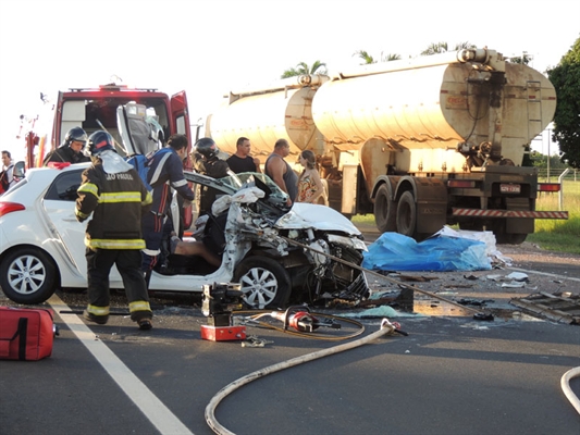 Carro colide em traseira de caminhão e três ficam feridos
