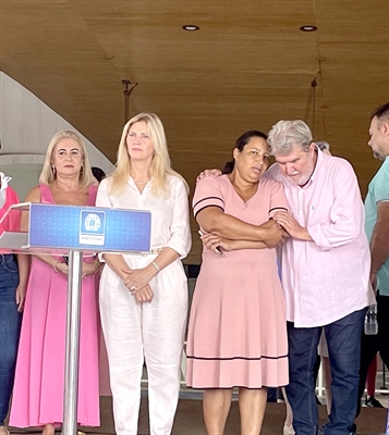 Homenageando e sendo homenageada. Rose Seba (ao centro da foto) a primeira-dama foi o destaque no evento que celebrou ontem o “Dia da Mulher” (Foto: A Cidade)