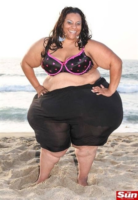 Modelo plus size tem o maior quadril do mundo, com 2,5 metros