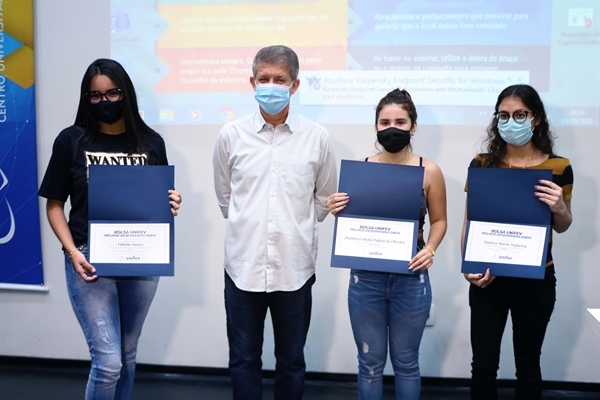 Joandra Criscila Palácio de Oliveira, Isadora Marin Nogueira e Vitória Soares foram as ganhadoras do Desconto Desempenho Enem (Foto: Divulgação/Unifev)