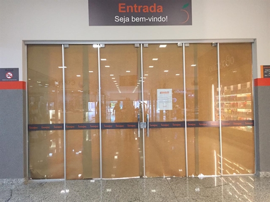 Rede de supermercados emitiu um comunicado, que foi colocado na porta da unidade (Foto: Érika Chausson)