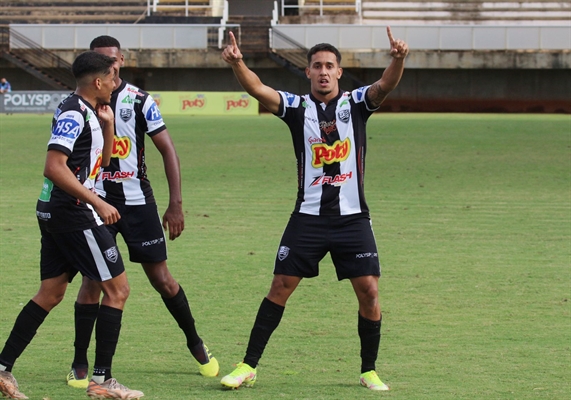 Matheus Reis marcou duas vezes e garantiu a vitória do Cavinho na estreia do Paulista Sub-20 (Foto: Rafael Bento/CAV)