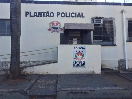 As autoridades policiais conduziram os envolvidos até a Central de Flagrantes de Votuporanga para registrar a ocorrência (Foto: Érika Chausson/A Cidade)