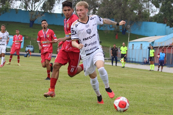 Diretoria, comissão técnica e jogadores comemoram a vitória contra a Matonense (Foto: Rafa Bento/CAV)