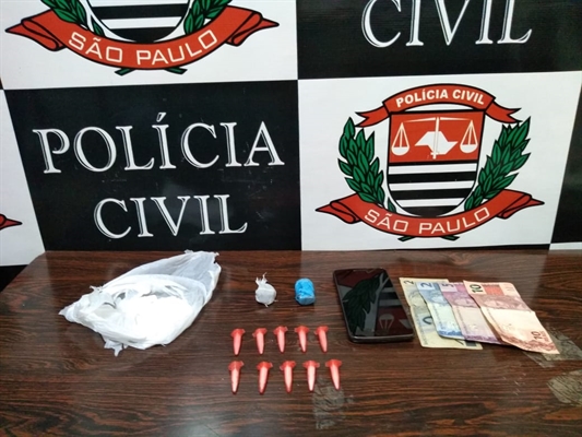 Os policiais localizaram diversas porções de cocaína e maconha, além de uma quantia em dinheiro e um aparelho celular (Foto: Divulgação/DISE)