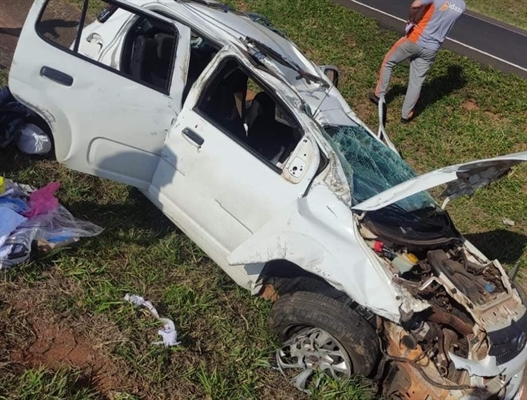 O motorista do Fiat/Mobi foi socorrido às pressas depois de bater na traseira de um caminhão e capotar (Foto: Reprodução)