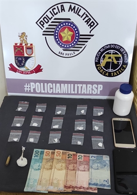 R. C. O., de 24 anos, foi apresentado na Delegacia de Entorpecentes, onde a autoridade deu voz de prisão por tráfico de drogas  (Foto: Polícia Militar de Votuporanga)