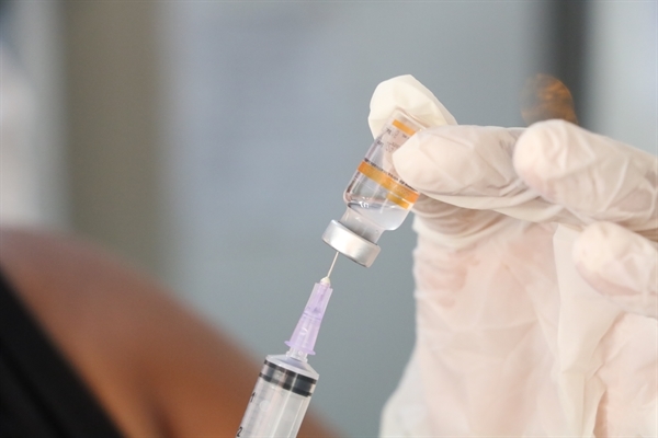 O primeiro lote com 1,2 milhão de doses da Pfizer, a única vacina autorizada para ser aplicada nesta faixa etária até o momento, chegou ao Brasil por volta das 4h45 de quinta-feira (13) (Foto: Prefeitura de Votuporanga)
