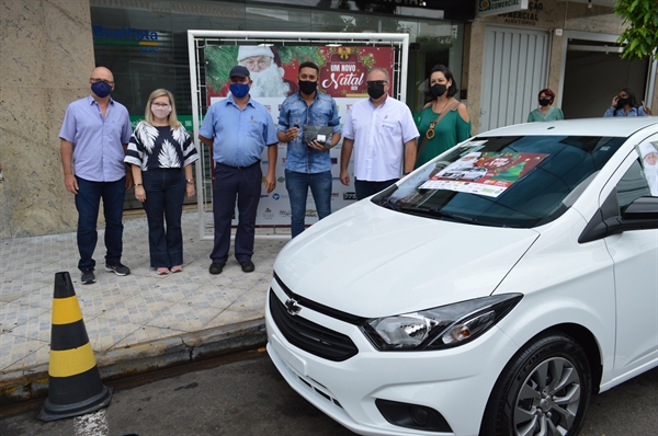 Guilherme da Silva Pereira, cliente do Posto do Vilar, foi o ganhador do carro Onix 0km completo (Foto: Divulgação/ACV)