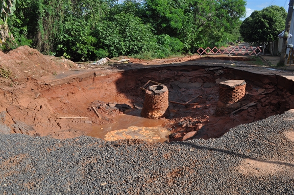 Por causa da chuva, houve um desabamento do Poço de Visita e o buraco está cada dia maior (Foto: Érika Chausson/A Cidade)