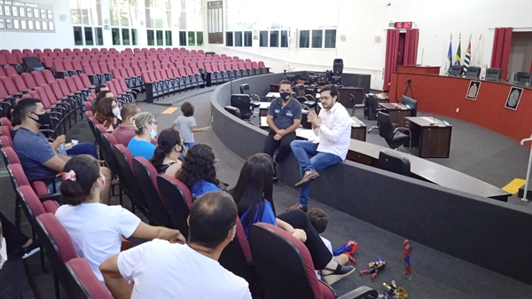 O secretário da Educação, Marcelo Batista, se reuniu ontem com pais de crianças especiais e autistas para discutir a contratação de educadores  (Foto: A Cidade )